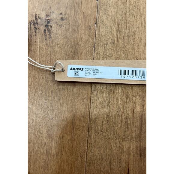 SKIMS Fits Everybody Strapless Bra - Picture 3 of 3